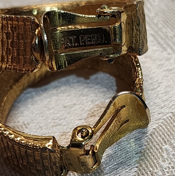 VINTAGE 1970s PAT. PEND. Gold Plated Textured Hoop Earrings Bold Retro Glam - Picture 7 of 11